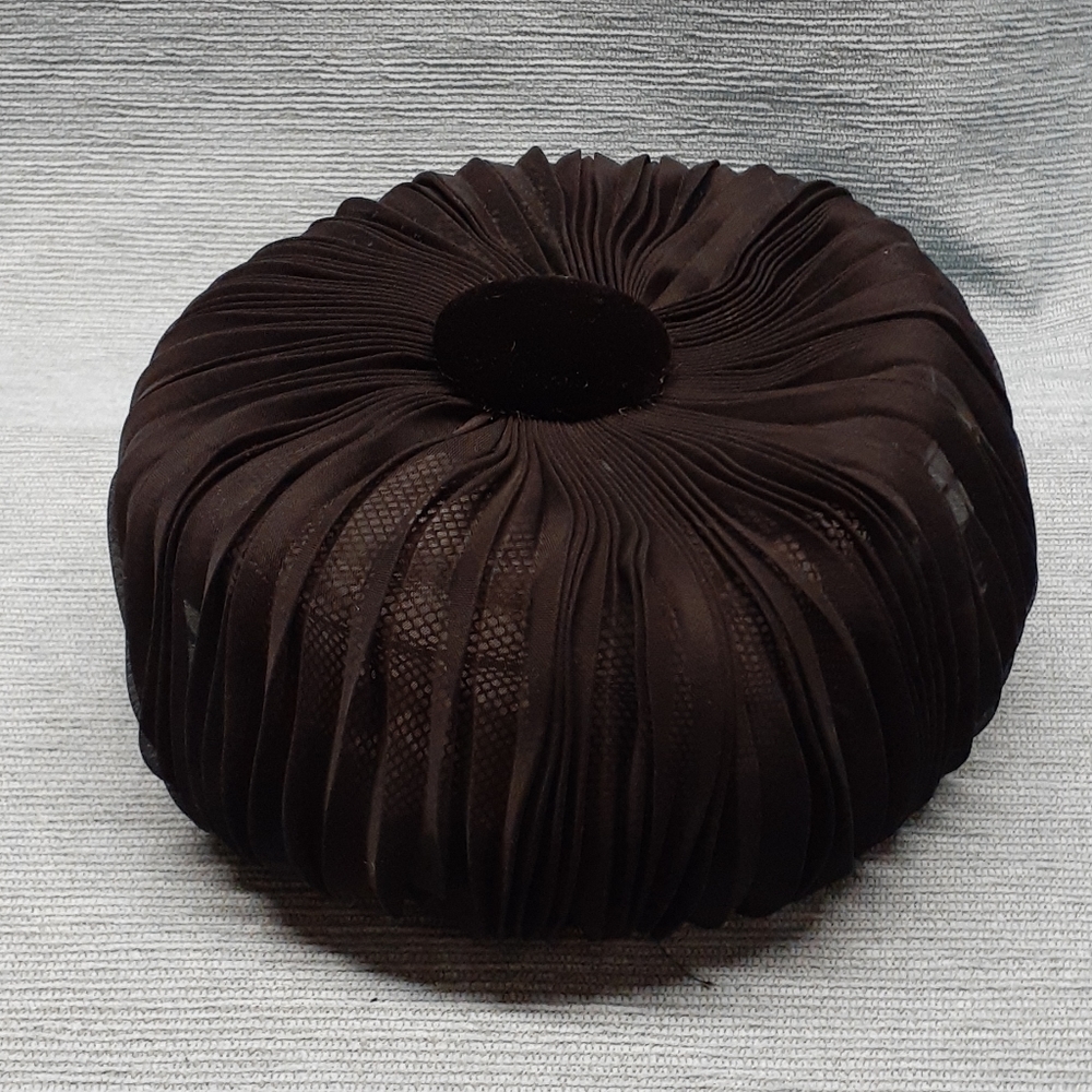 Cool Vintage round pillbox style hat in Black